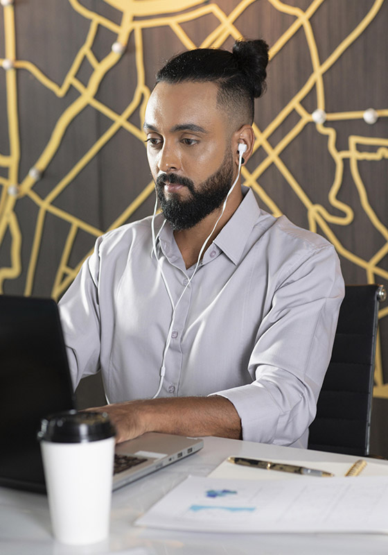 medium-shot-man-working-with-earphones_R